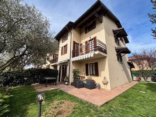ARCISATE, VILLA A SCHIERA DI TESTA CON GIARDINO-1