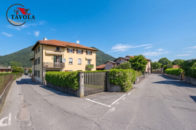 PORZIONE DI CASA LIBERA SU TRE LATI CON GIARDINO