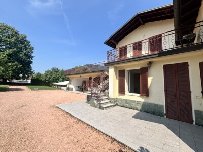 ARCISATE, VILLA BIFAMILIARE