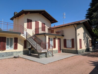 ARCISATE, VILLA BIFAMILIARE