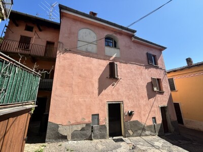 CUASSO AL MONTE, QUADRILOCALE DA RISTRUTTURARE CON CANTINA
