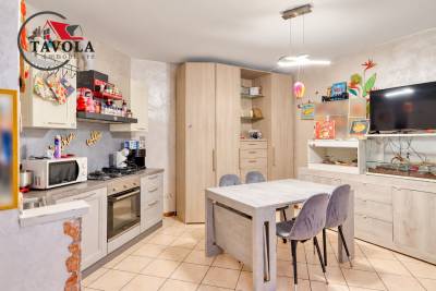 PORTO CERESIO, CASA INDIPENDENTE A DUE PASSI DAL LAGO, SENZA SPESE CONDOMINIALI