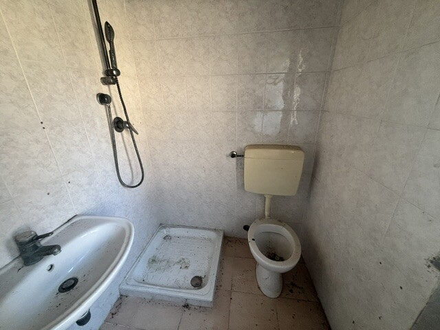 CUASSO AL MONTE, QUADRILOCALE DA RISTRUTTURARE CON CANTINA-10