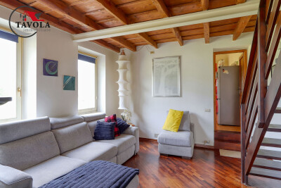 PORZIONE DI CASA LIBERA SU TRE LATI CON GIARDINO