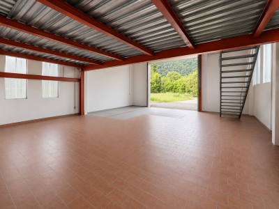 CUVEGLIO, CAPANNONE INDUSTRIALE CON PIAZZALE: