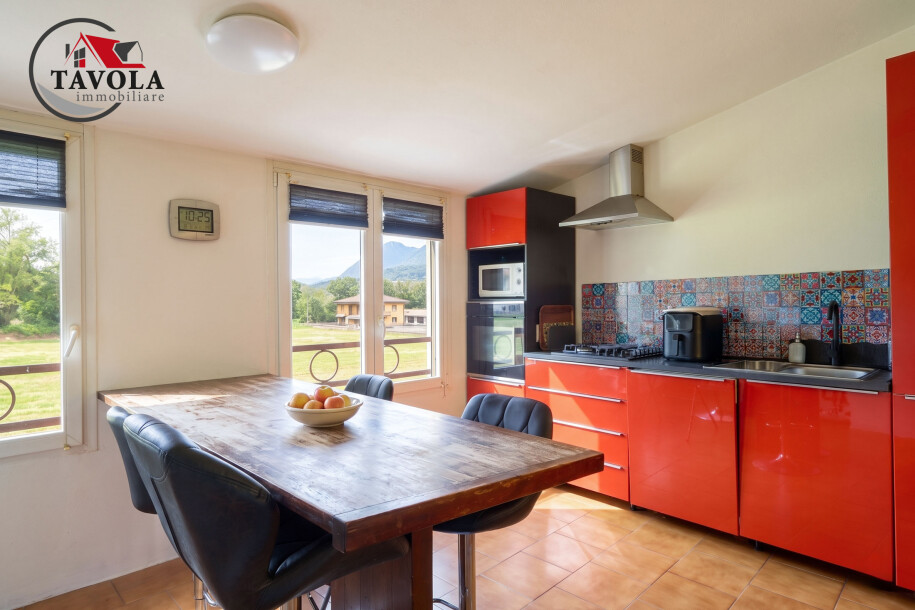 PORZIONE DI CASA LIBERA SU TRE LATI CON GIARDINO-12