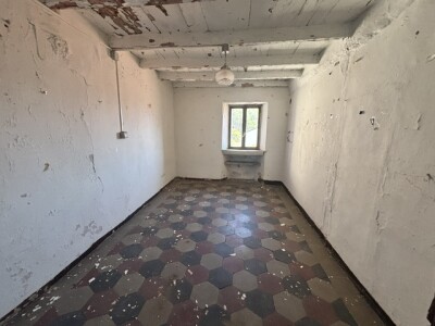 CUASSO AL MONTE, QUADRILOCALE DA RISTRUTTURARE CON CANTINA