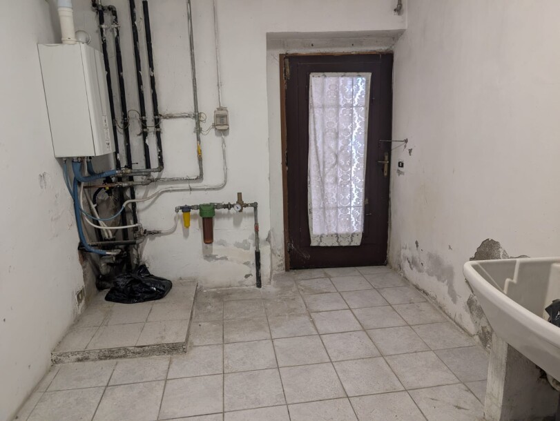 INDUNO OLONA, TRILOCALE IN CORTE CON BOX-16