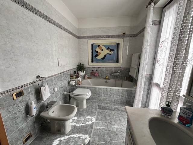 ARCISATE, VILLA A SCHIERA DI TESTA CON GIARDINO-18