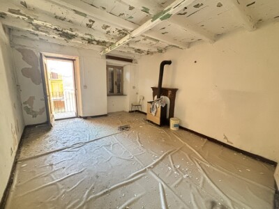 CUASSO AL MONTE, QUADRILOCALE DA RISTRUTTURARE CON CANTINA