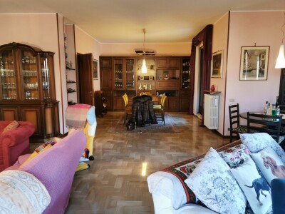 ARCISATE, SIGNORILE VILLA BIFAMILIARE