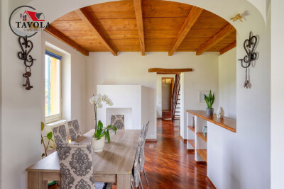PORZIONE DI CASA LIBERA SU TRE LATI CON GIARDINO