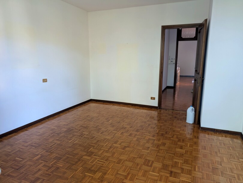 BISUSCHIO, COMODO TRILOCALE CON BOX-16