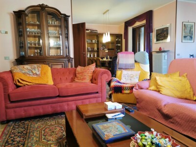 ARCISATE, SIGNORILE VILLA BIFAMILIARE
