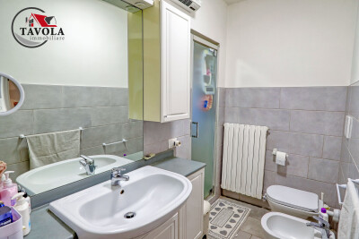 BISUSCHIO, TRILOCALE IN CORTE CON BOX