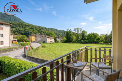 PORZIONE DI CASA LIBERA SU TRE LATI CON GIARDINO