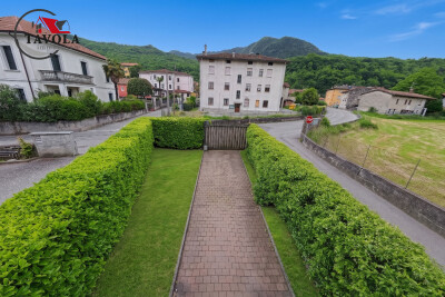 PORZIONE DI CASA LIBERA SU TRE LATI CON GIARDINO