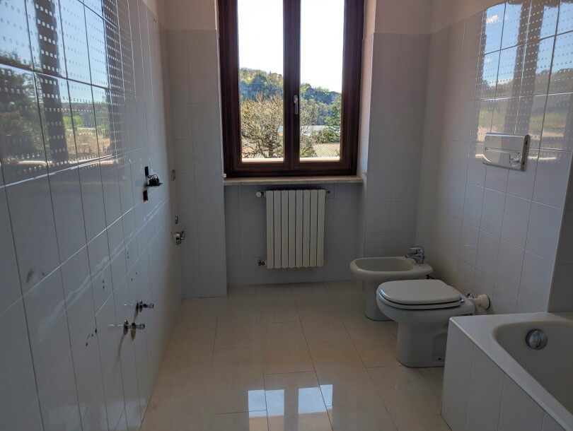 BISUSCHIO, COMODO TRILOCALE CON BOX-19