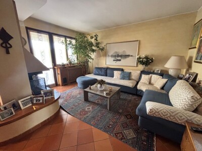 ARCISATE, VILLA A SCHIERA DI TESTA CON GIARDINO-2