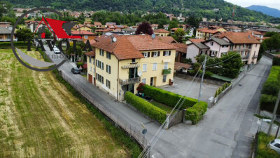 PORZIONE DI CASA LIBERA SU TRE LATI CON GIARDINO