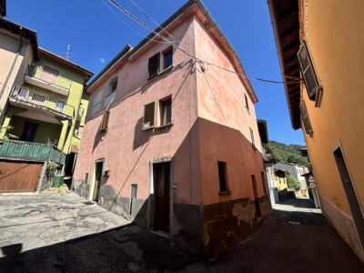 CUASSO AL MONTE, QUADRILOCALE DA RISTRUTTURARE CON CANTINA