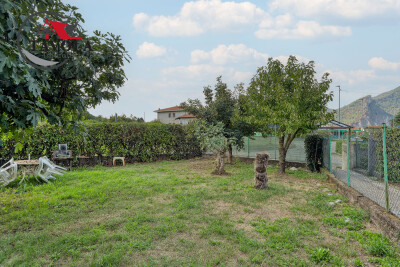 ARCISATE, TRILOCALE RISTRUTTURATO CON BOX E GIARDINO PRIVATO-2