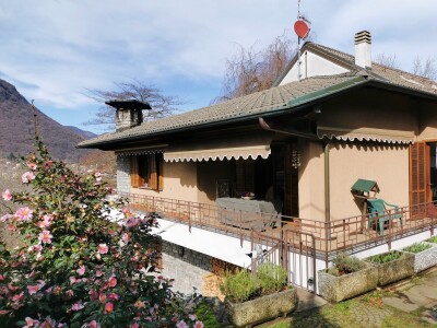 ARCISATE, SIGNORILE VILLA BIFAMILIARE