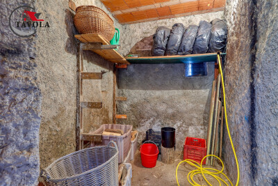 BISUSCHIO, TRILOCALE IN CORTE CON BOX