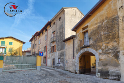BISUSCHIO, TRILOCALE IN CORTE CON BOX
