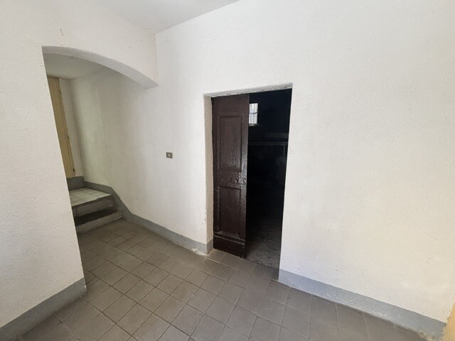 CUASSO AL MONTE, QUADRILOCALE DA RISTRUTTURARE CON CANTINA-21