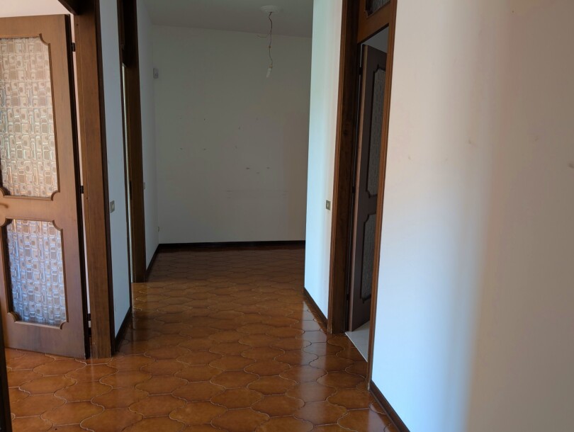 BISUSCHIO, COMODO TRILOCALE CON BOX-22