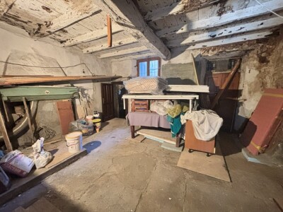 CUASSO AL MONTE, QUADRILOCALE DA RISTRUTTURARE CON CANTINA