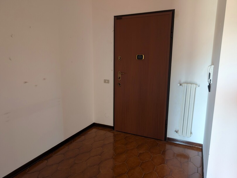 BISUSCHIO, COMODO TRILOCALE CON BOX-23