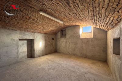 PORZIONE DI CASA LIBERA SU TRE LATI CON GIARDINO