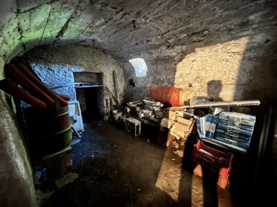 CUASSO AL MONTE, QUADRILOCALE DA RISTRUTTURARE CON CANTINA