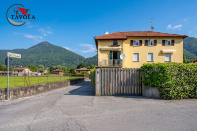 PORZIONE DI CASA LIBERA SU TRE LATI CON GIARDINO