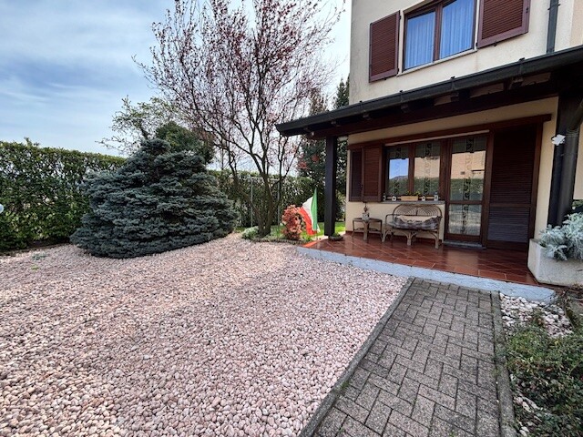 ARCISATE, VILLA A SCHIERA DI TESTA CON GIARDINO-34