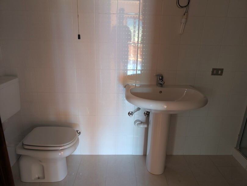 BISUSCHIO, COMODO TRILOCALE CON BOX-26