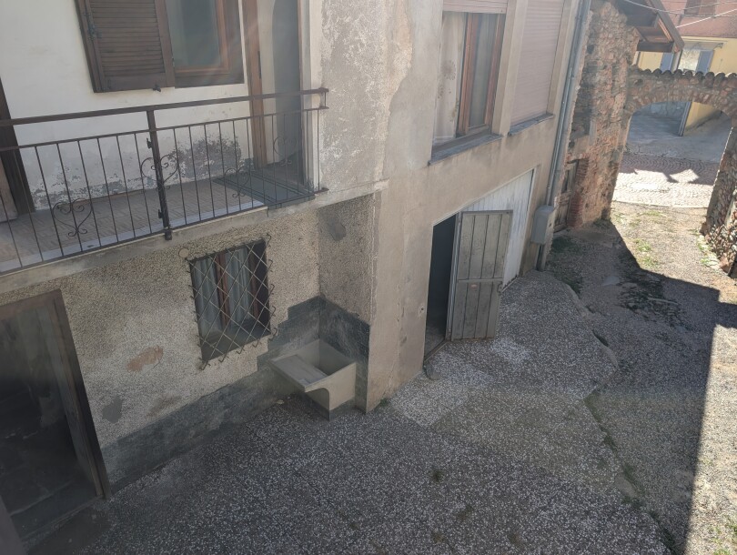 CUASSO AL PIANO, PORZIONE DI CORTE CON BOX-33