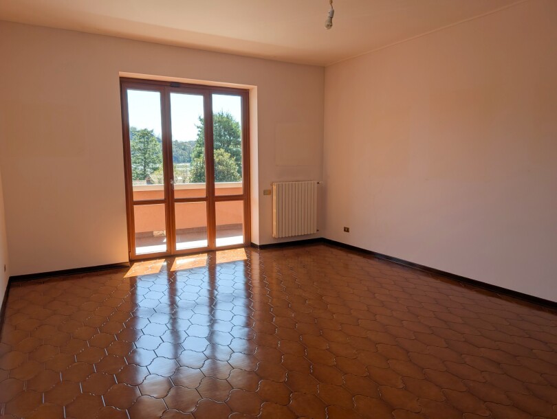 BISUSCHIO, COMODO TRILOCALE CON BOX-3