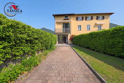 PORZIONE DI CASA LIBERA SU TRE LATI CON GIARDINO