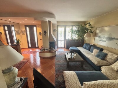 ARCISATE, VILLA A SCHIERA DI TESTA CON GIARDINO-3