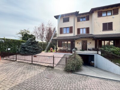 ARCISATE, VILLA A SCHIERA DI TESTA CON GIARDINO-40