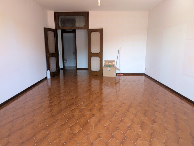 BISUSCHIO, COMODO TRILOCALE CON BOX-4
