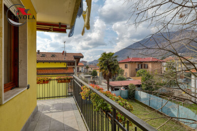 ARCISATE, SIGNORILE VILLA BIFAMILIARE