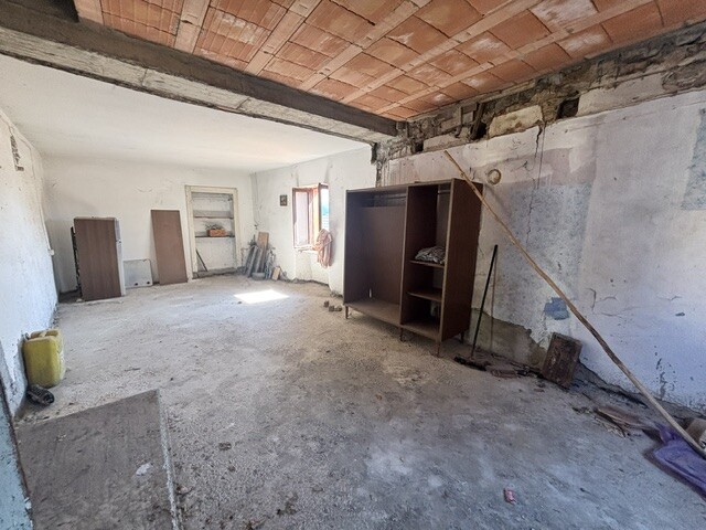 CUASSO AL MONTE, QUADRILOCALE DA RISTRUTTURARE CON CANTINA-5