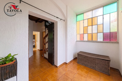 PORZIONE DI CASA LIBERA SU TRE LATI CON GIARDINO