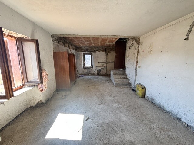 CUASSO AL MONTE, QUADRILOCALE DA RISTRUTTURARE CON CANTINA-7