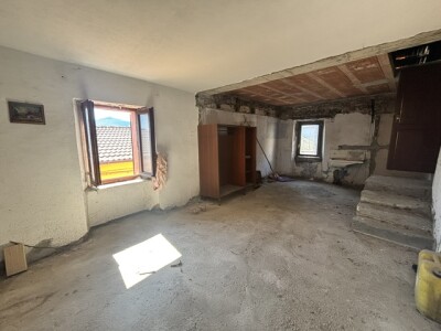 CUASSO AL MONTE, QUADRILOCALE DA RISTRUTTURARE CON CANTINA