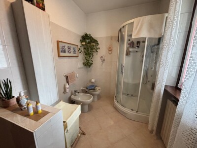 ARCISATE, VILLA A SCHIERA DI TESTA CON GIARDINO-12